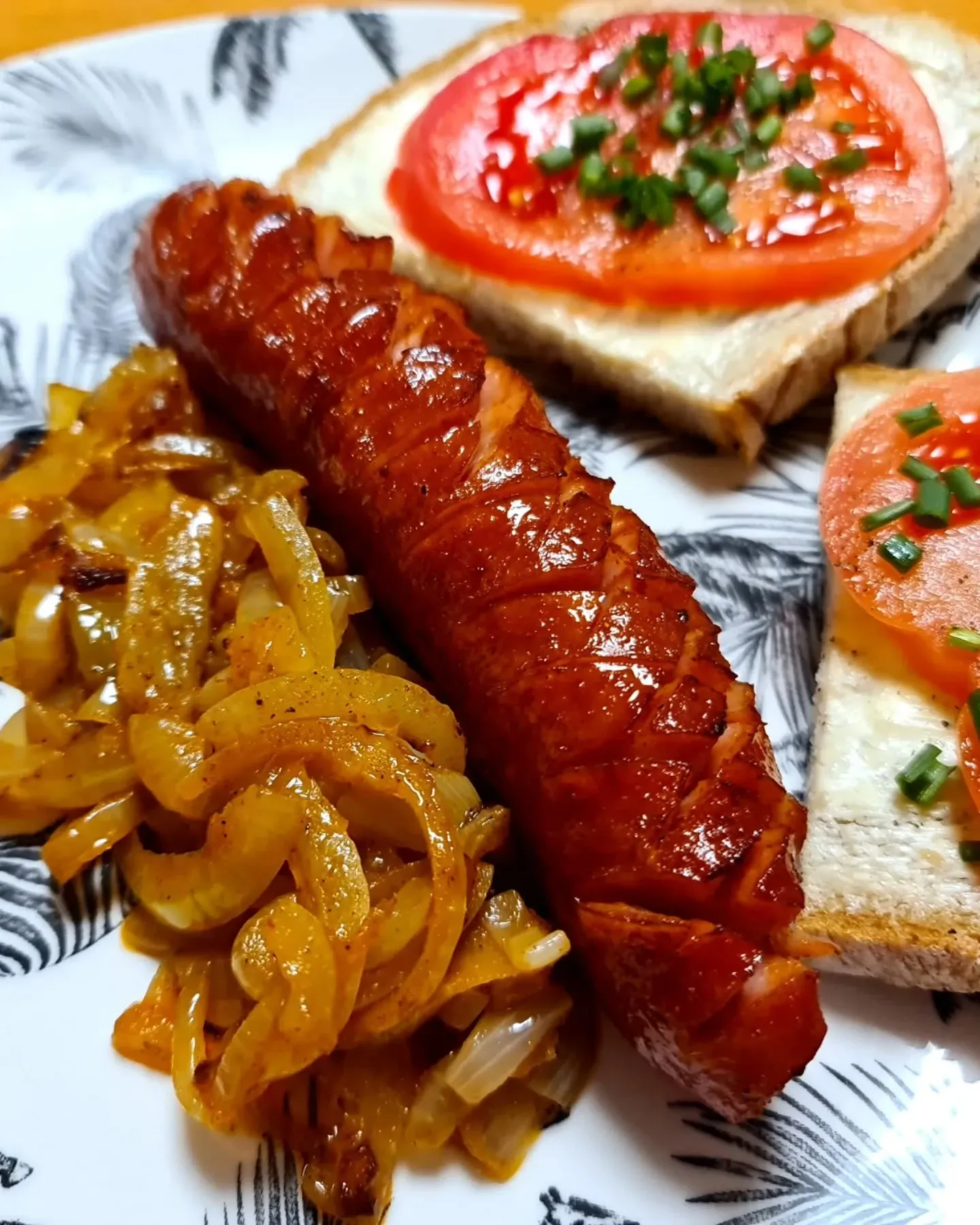 Keptuvėje kepti svogūnai su pomidorų padažu