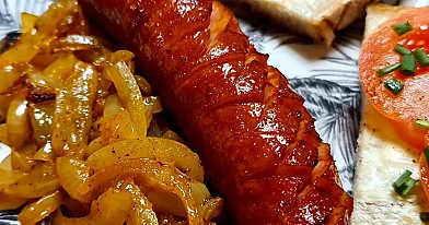 Keptuvėje kepti svogūnai su pomidorų padažu