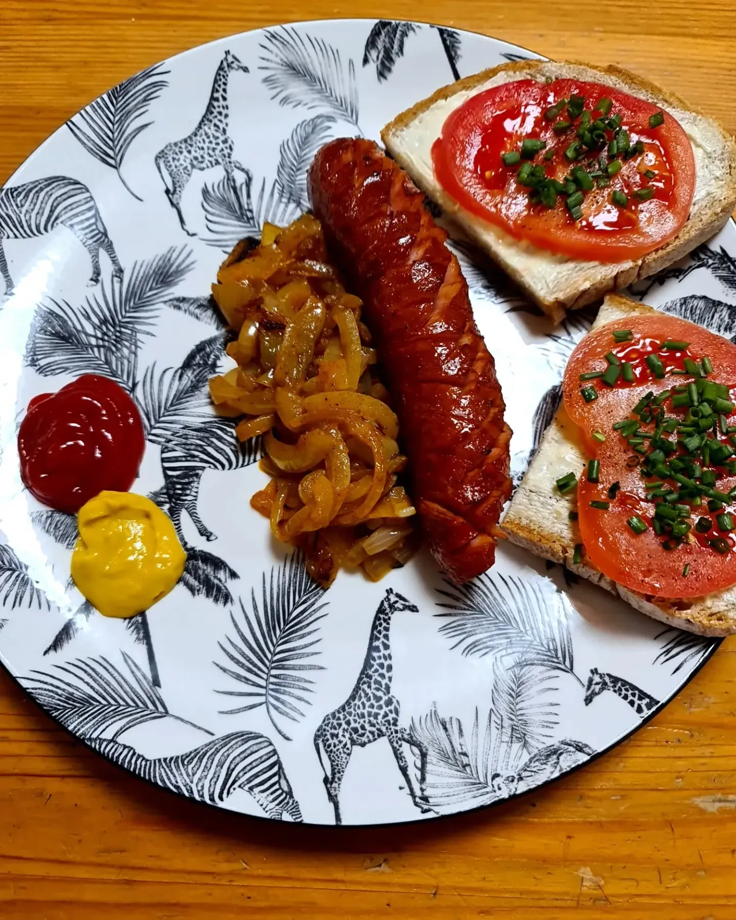 Keptuvėje kepti svogūnai su pomidorų padažu