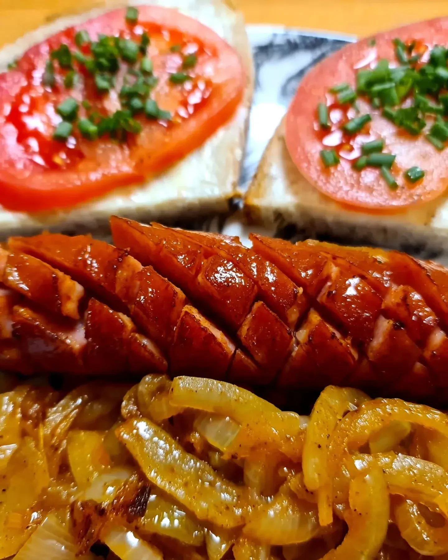 Keptuvėje kepti svogūnai su pomidorų padažu