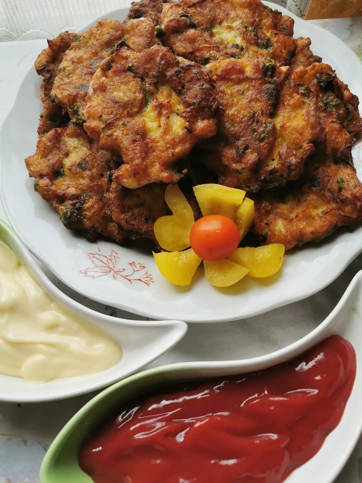 Paprasti žuvies blynai su morkomis ir majonezu