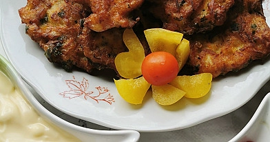 Paprasti žuvies blynai su morkomis ir majonezu