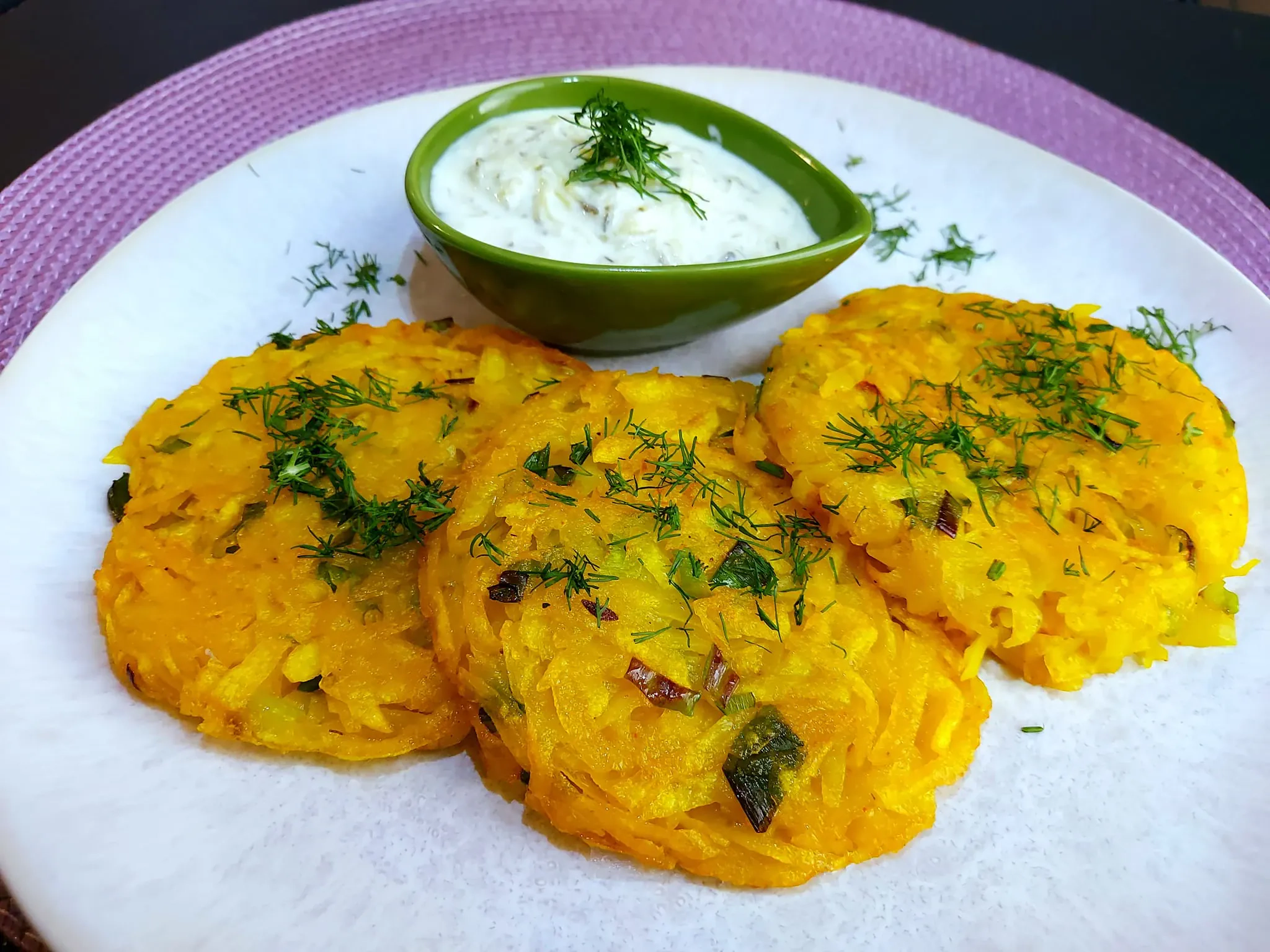 Tarkuotų bulvių blyneliai su cukinija ir morkomis