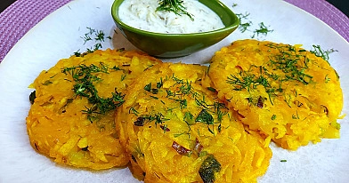 Tarkuotų bulvių blyneliai su cukinija ir morkomis