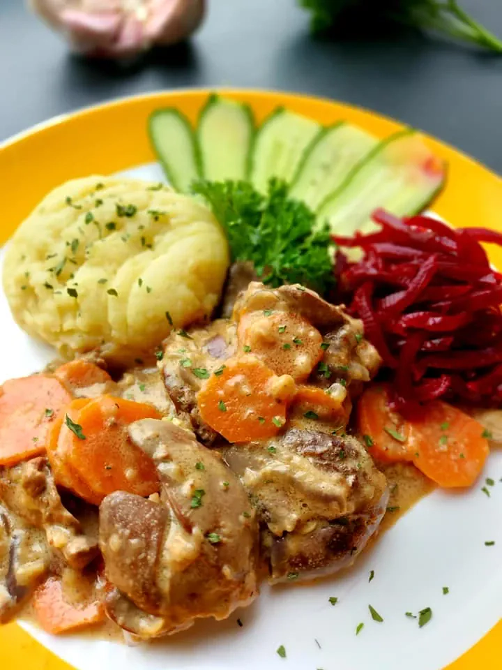 Skaniausios troškintos vištų kepenėlės grietinės padaže su morkomis