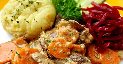 Skaniausios troškintos vištų kepenėlės grietinės padaže su morkomis