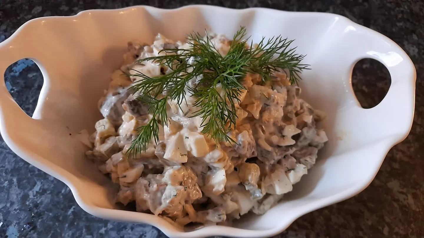 Jautienos kepenėlių salotos su marinuotais agurkais ir kiaušiniais