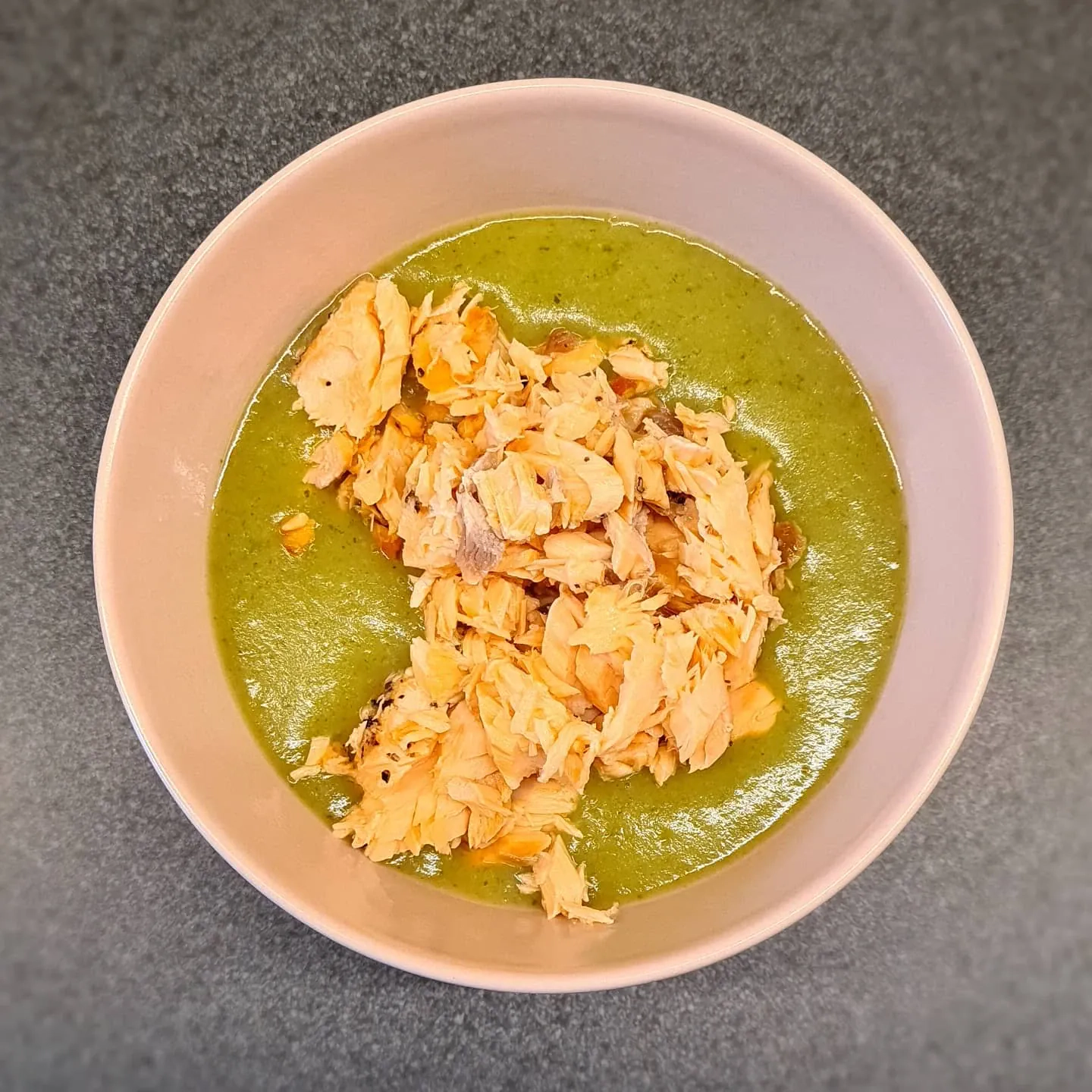 Krēmīga spinātu–puķkāpostu biezzupa ar siltu lasi (veselīgas vakariņas)