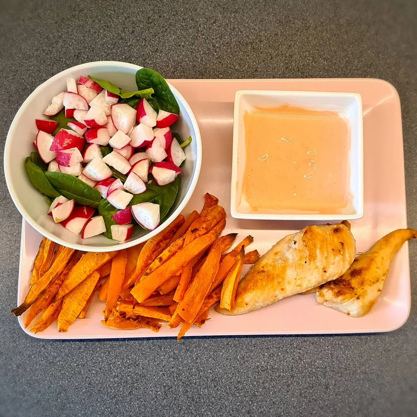 Veselīga vistas fileja ar saldo kartupeļu frī un spinātu salātiem