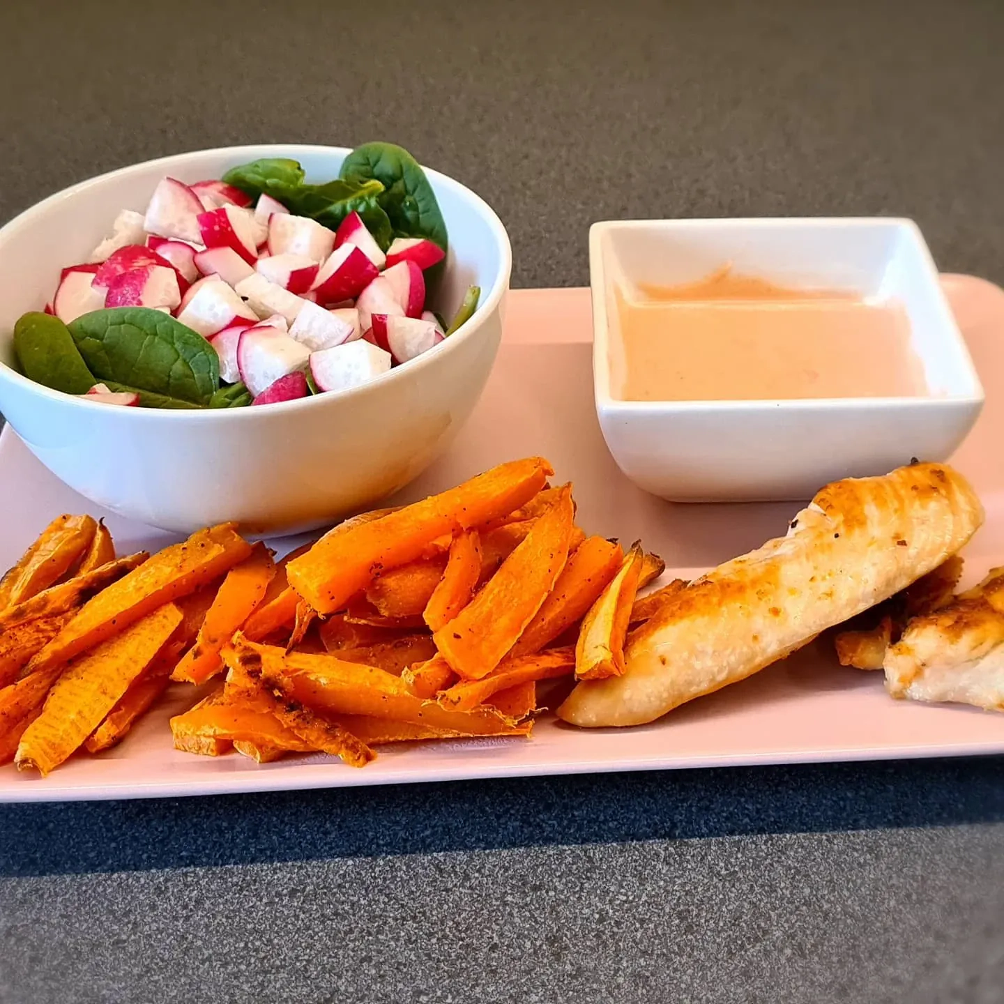 Veselīga vistas fileja ar saldo kartupeļu frī un spinātu salātiem