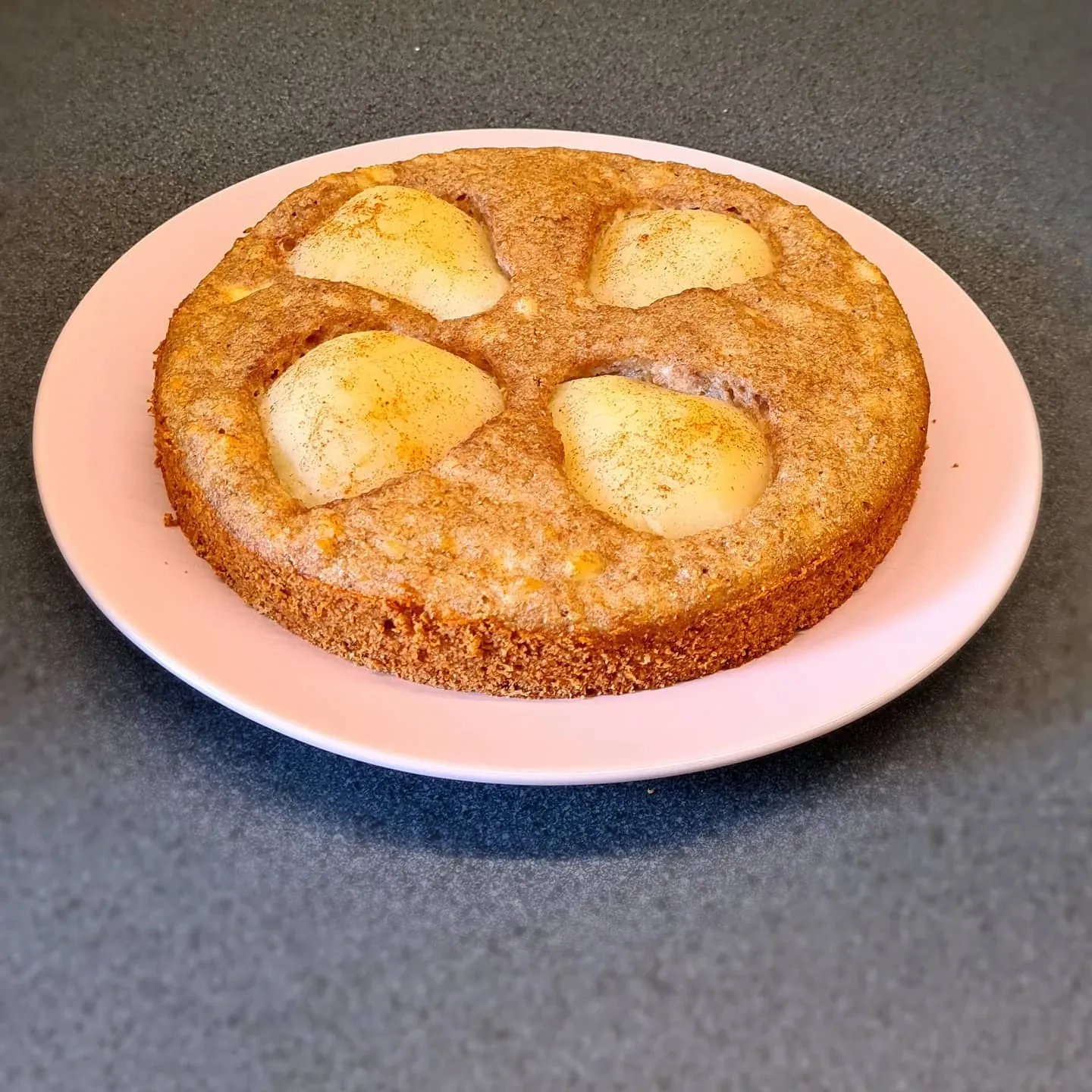 Biezpiena kūka ar bumbieriem un kanēli