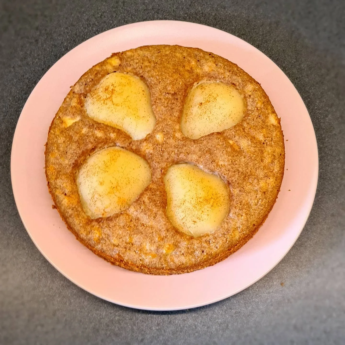 Biezpiena kūka ar bumbieriem un kanēli