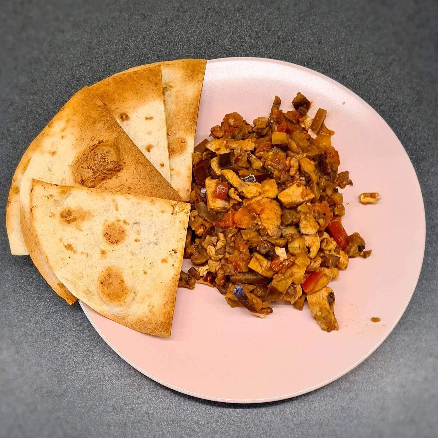 Vistas sautējums austrumu gaumē ar dārzeņiem un kraukšķīgām tortiljām