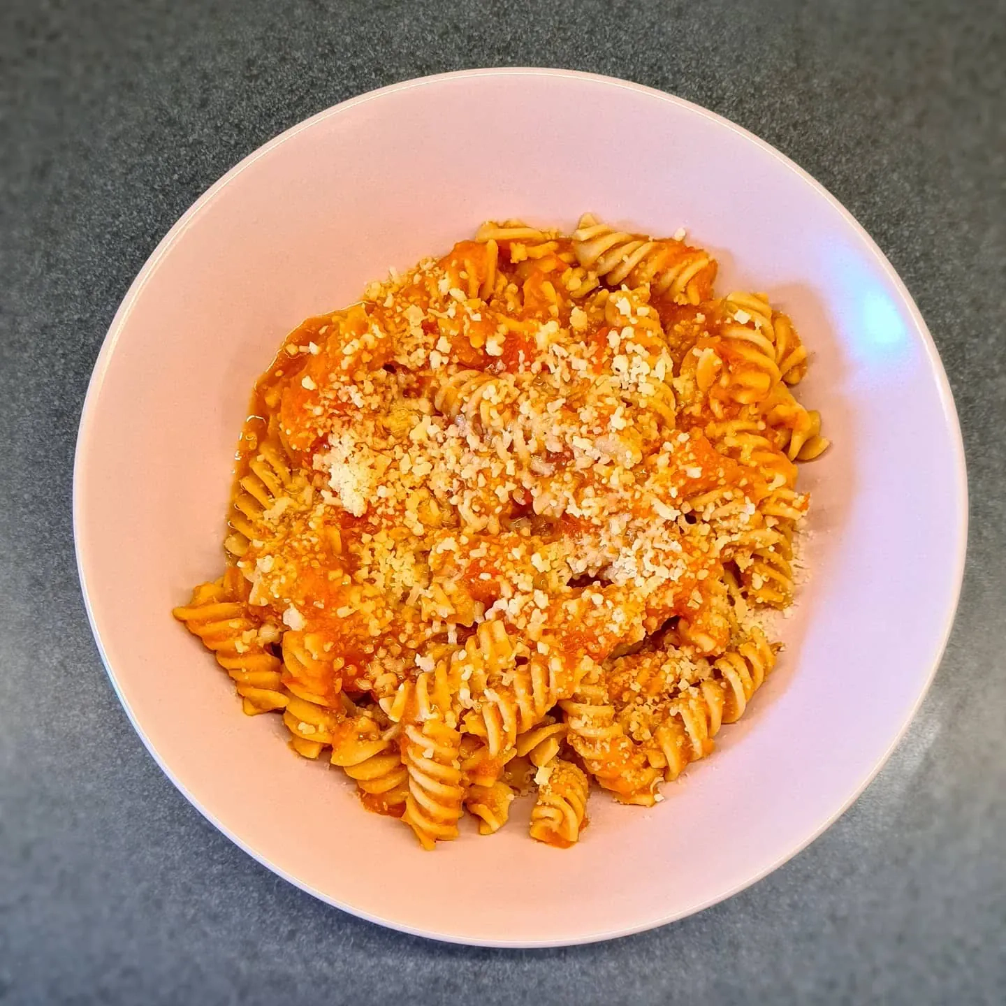 Pilngraudu pasta ar paštaisītu krēmīgu tomātu mērci un parmezānu