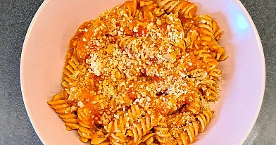 Pilngraudu pasta ar paštaisītu krēmīgu tomātu mērci un parmezānu
