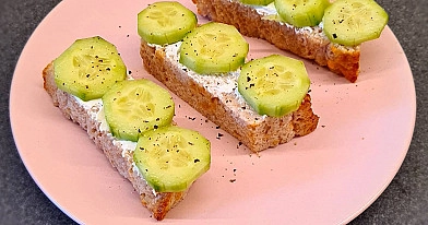 Brokastu maizītes ar gurķiem un krēmsieru uz pašceptas maizes