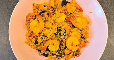 Rīsi ar spinātiem, garnelēm un paeljas garšvielām