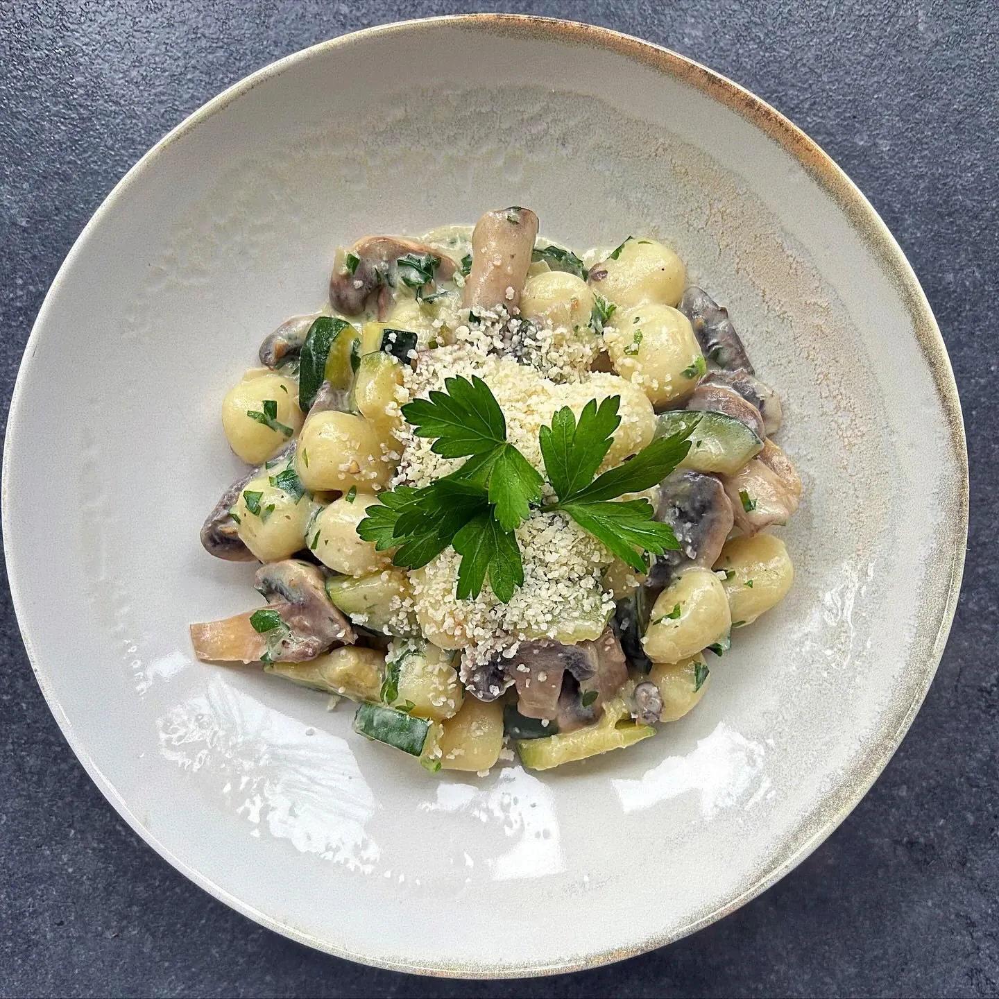 Gnocchi z cukinią i pieczarkami w kremowym sosie śmietanowym z parmezanem
