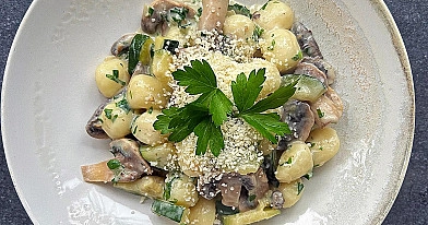 Gnocchi z cukinią i pieczarkami w kremowym sosie śmietanowym z parmezanem