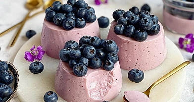 Jagodowy deser jogurtowy z borówkami – lekki, chłodzony, bez pieczenia (fit panna cotta jogurtowa)