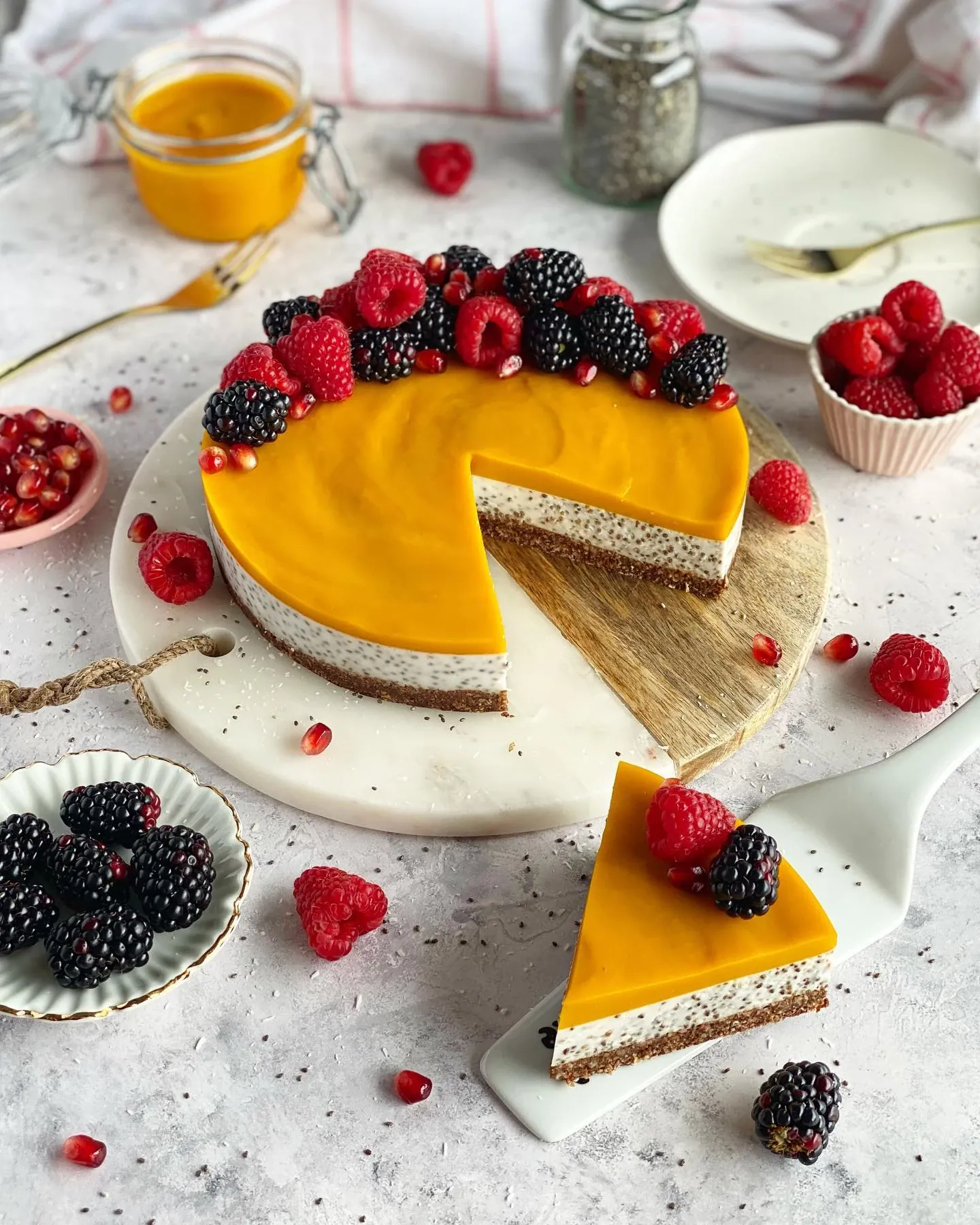 Fitne ciasto chia z musem mango na daktylowo-orzechowym spodzie bez pieczenia, bez glutenu i bez cukru