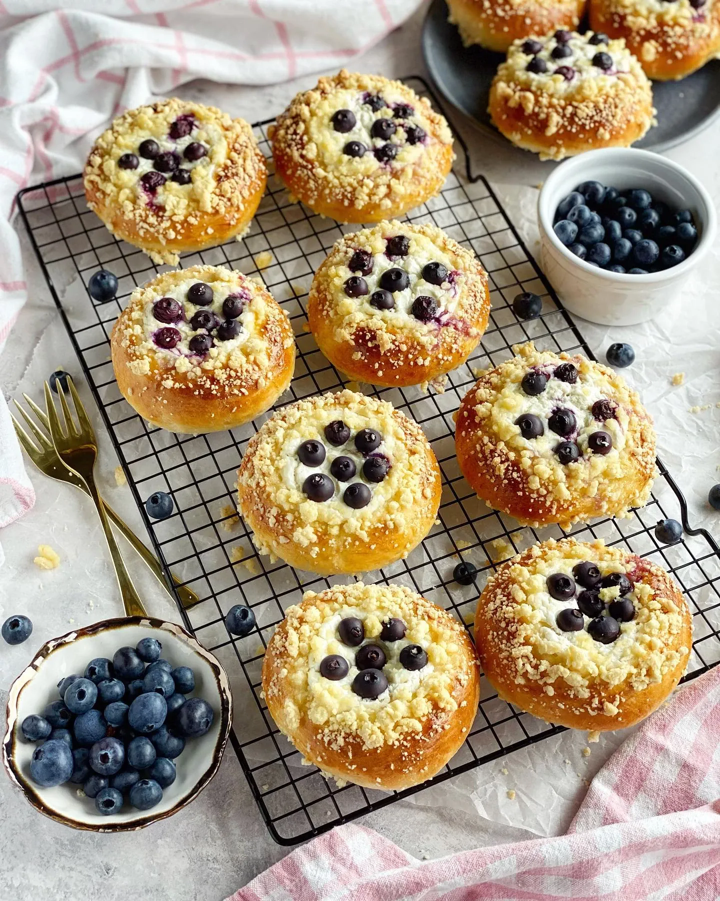 Miękkie drożdżówki z twarogiem i borówkami z kruszonką