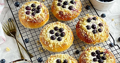 Miękkie drożdżówki z twarogiem i borówkami z kruszonką