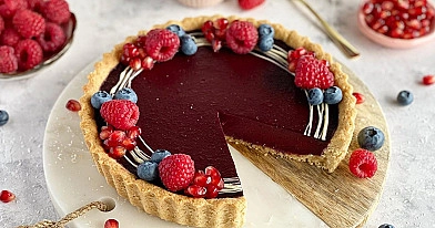 Wegańska tarta jagodowa na kruchym migdałowym spodzie bez glutenu i cukru