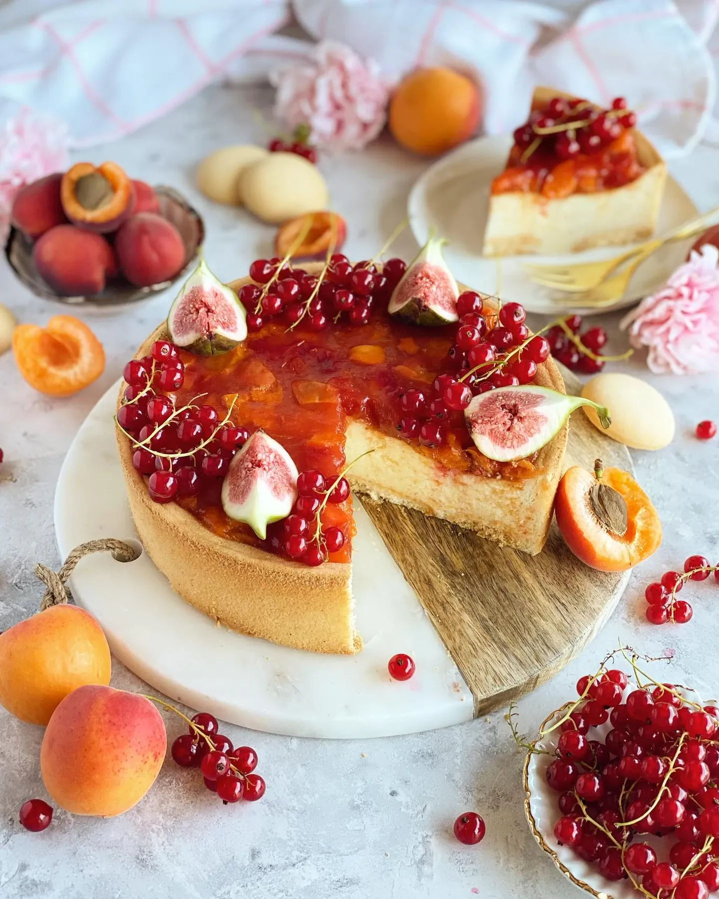 Lekki sernik jogurtowy bez glutenu, cukru i laktozy z frużeliną morelową (fit przepis)