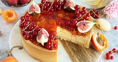 Lekki sernik jogurtowy bez glutenu, cukru i laktozy z frużeliną morelową (fit przepis)