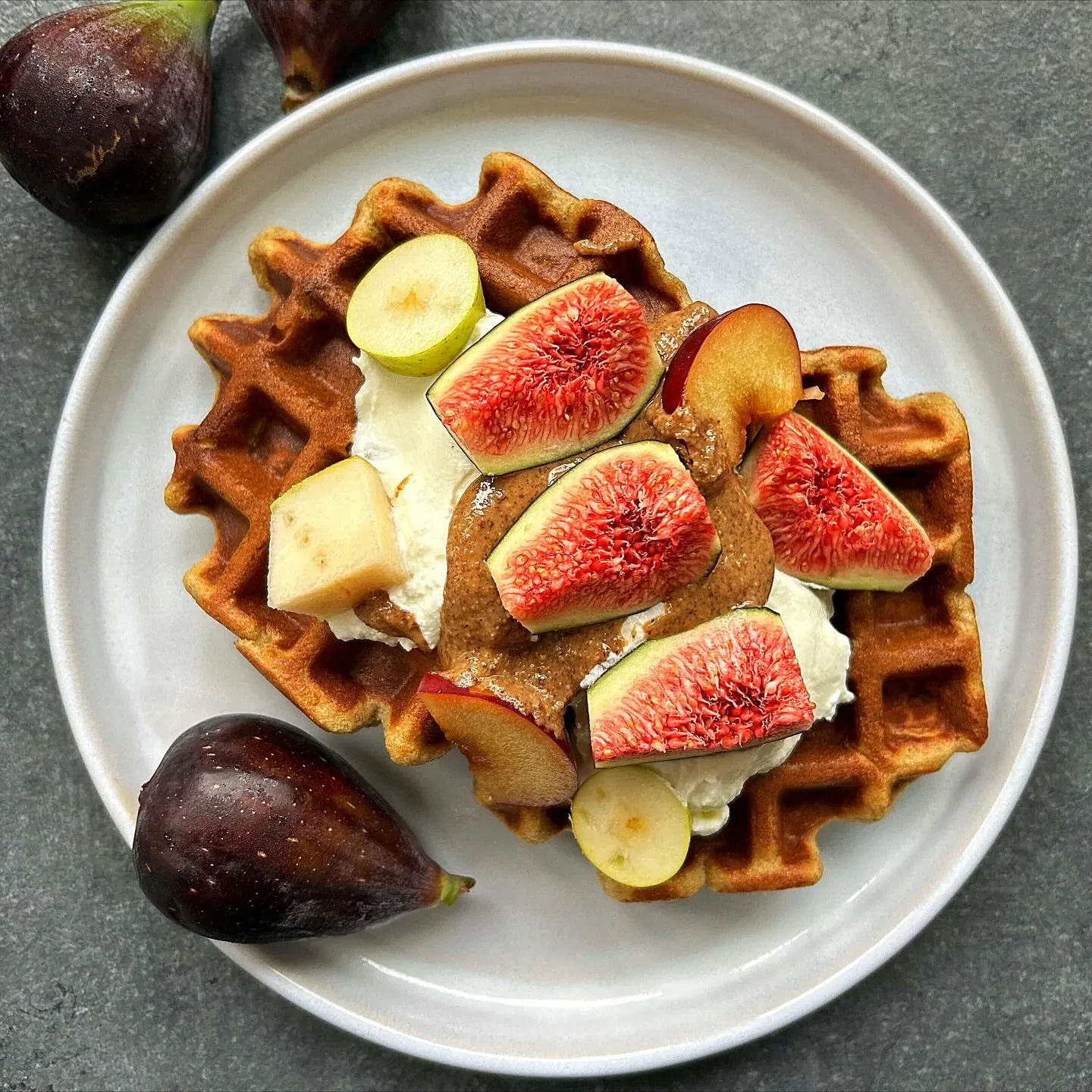Gofry z mąki migdałowej z bananem i świeżymi figami – zdrowe śniadanie bez cukru