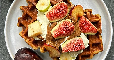 Gofry z mąki migdałowej z bananem i świeżymi figami – zdrowe śniadanie bez cukru