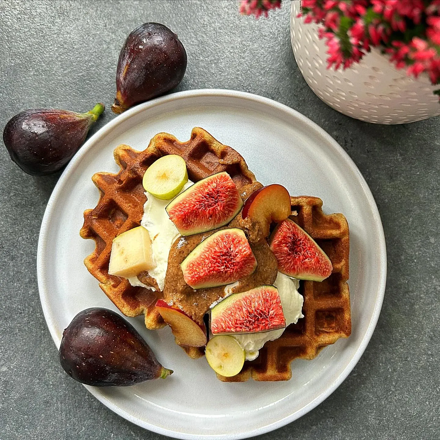 Gofry z mąki migdałowej z bananem i świeżymi figami – zdrowe śniadanie bez cukru