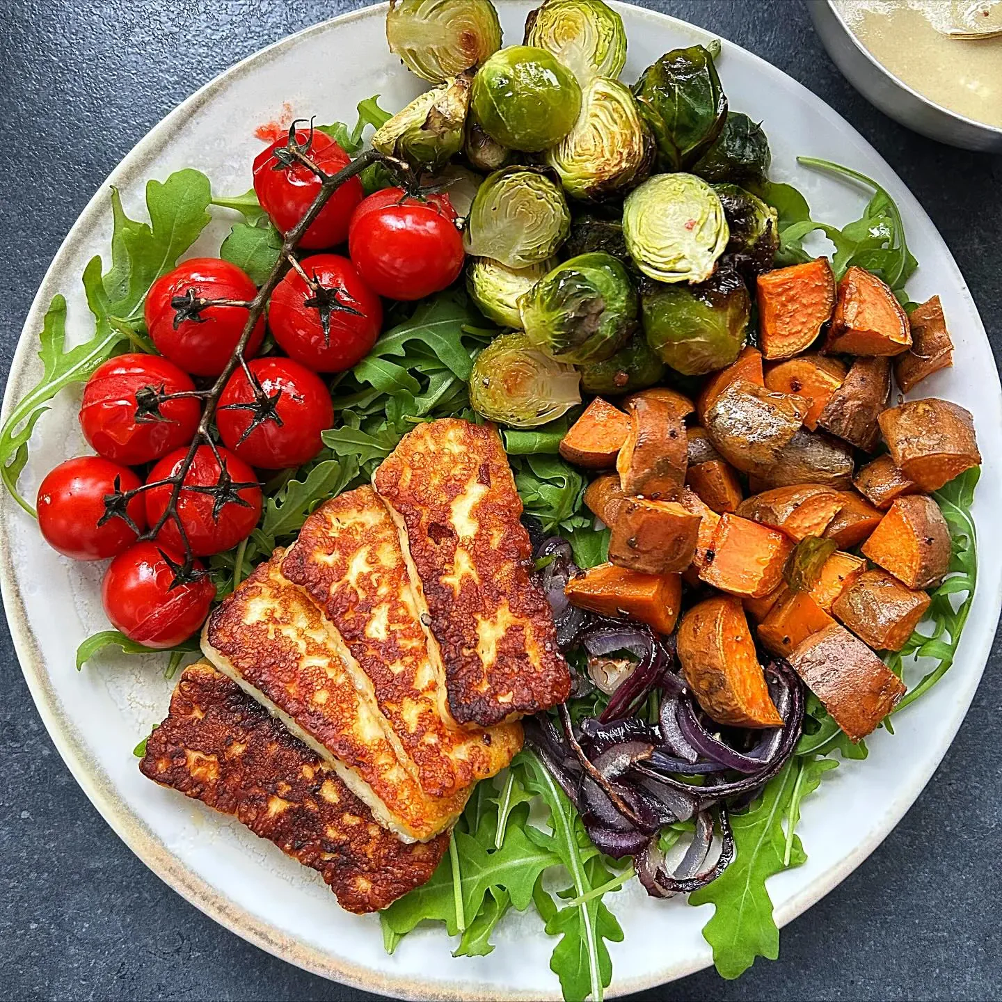 Sałatka z pieczonymi batatami, brukselką i serem halloumi