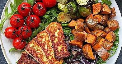 Sałatka z pieczonymi batatami, brukselką i serem halloumi