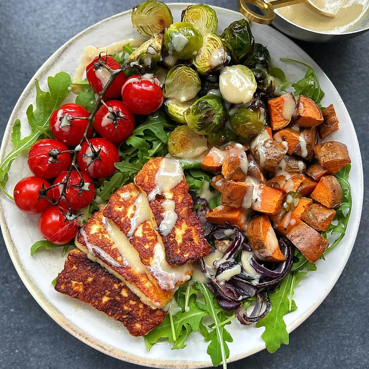 Sałatka z pieczonymi batatami, brukselką i serem halloumi