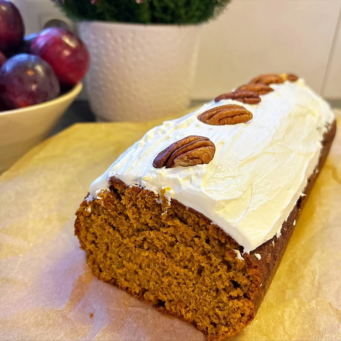 Wilgotne ciasto dyniowe z cynamonem i kremowym serkiem