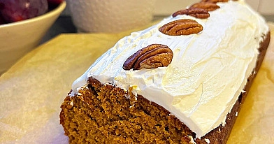 Wilgotne ciasto dyniowe z cynamonem i kremowym serkiem