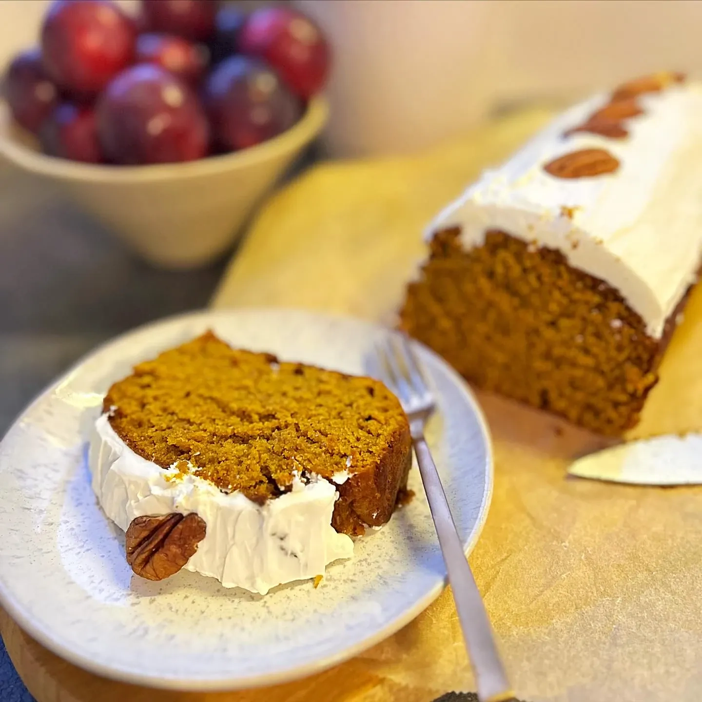 Wilgotne ciasto dyniowe z cynamonem i kremowym serkiem