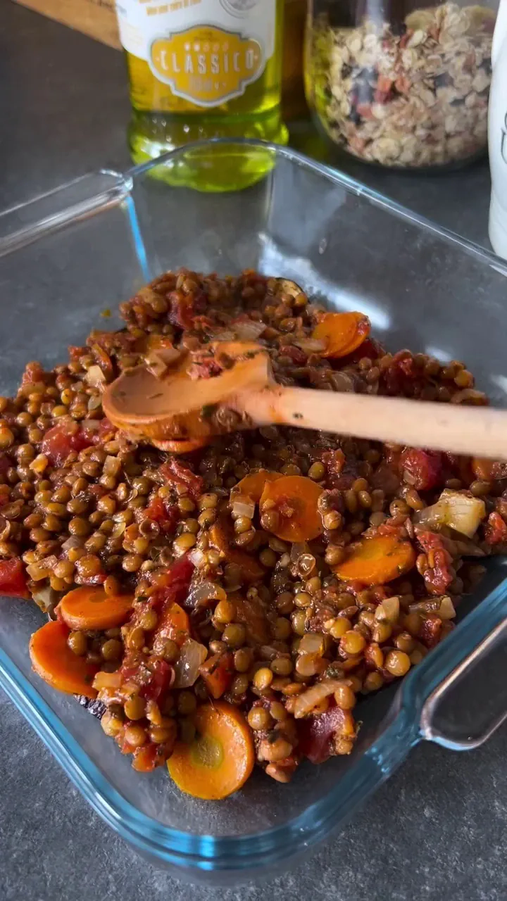 Wegańska zapiekanka z bakłażanem, soczewicą i puree ziemniaczanym