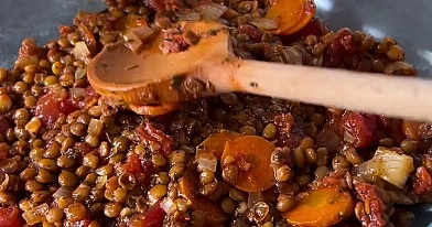 Wegańska zapiekanka z bakłażanem, soczewicą i puree ziemniaczanym