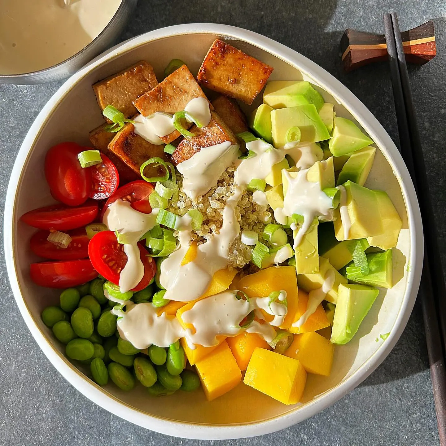Wegańska miska mocy z tofu, mango, awokado i komosą ryżową