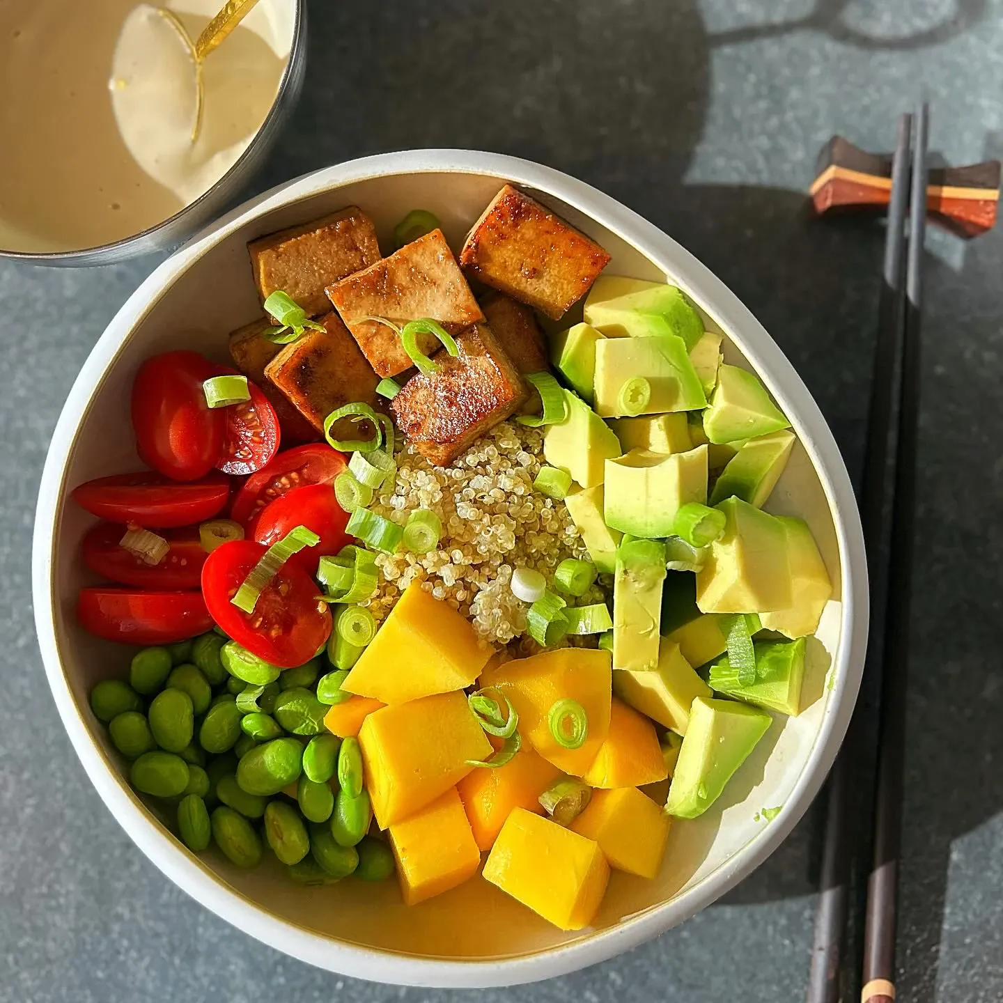 Wegańska miska mocy z tofu, mango, awokado i komosą ryżową
