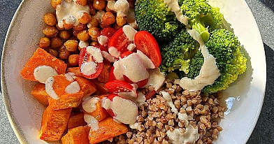 Wegańska miska mocy z batatami, ciecierzycą i kaszą gryczaną