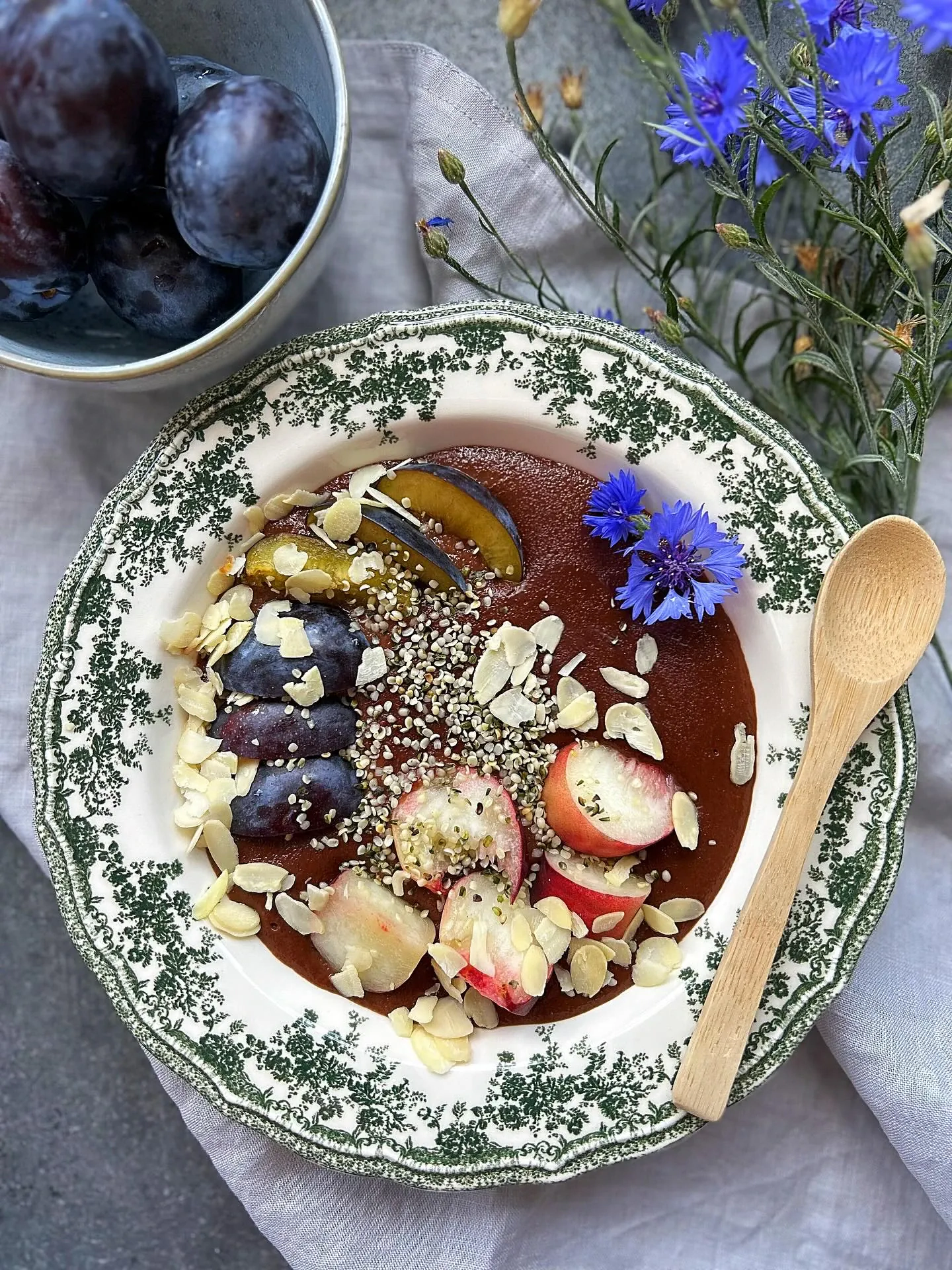 Czekoladowa kasza manna z sezonowymi owocami i płatkami migdałowymi