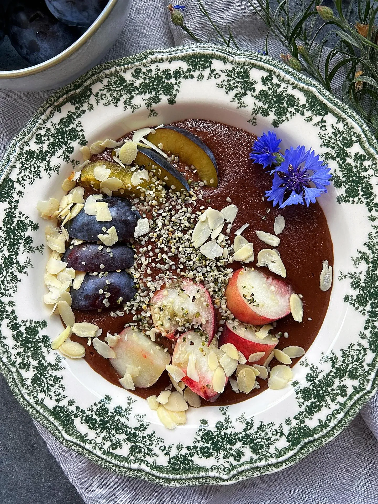 Czekoladowa kasza manna z sezonowymi owocami i płatkami migdałowymi