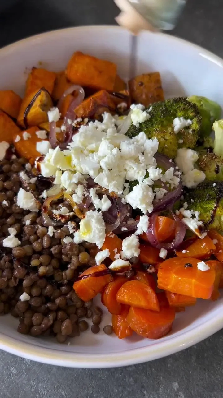 Pieczone warzywa z soczewicą i fetą