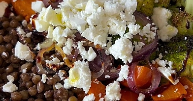 Pieczone warzywa z soczewicą i fetą