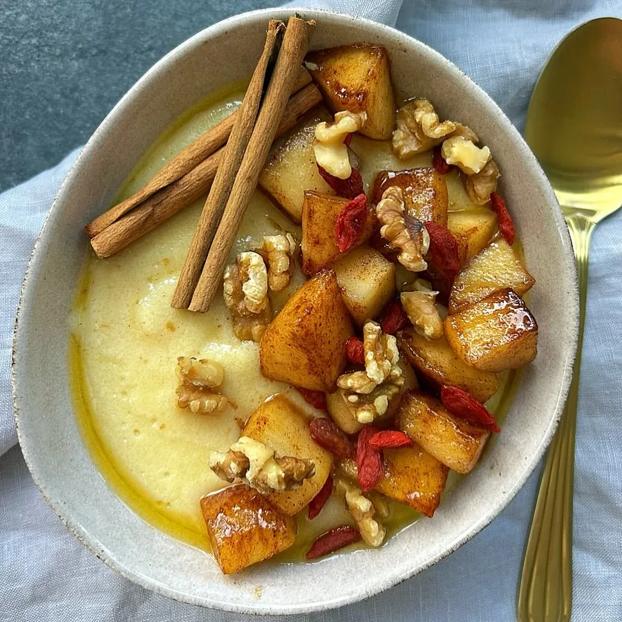 Kasza manna z karmelizowanym jabłkiem, cynamonem, orzechami włoskimi i jagodami goji