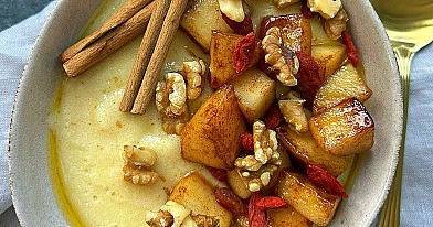 Kasza manna z karmelizowanym jabłkiem, cynamonem, orzechami włoskimi i jagodami goji